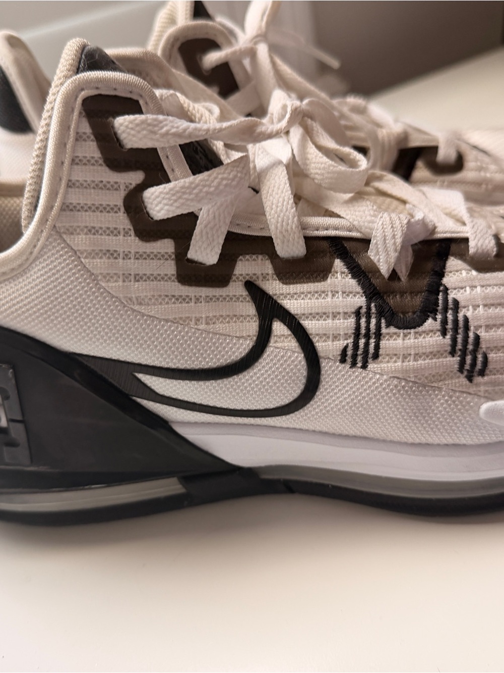 NIKE Lebron Witness 6 TB basketball sneaker